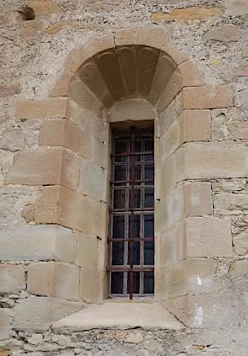 Fenêtre romane au vieil Aiglun.