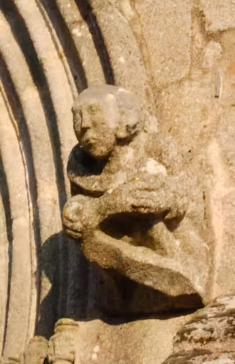 Il vous attend à la porte principale de l'église..