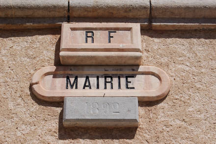Elle signale la mairie
