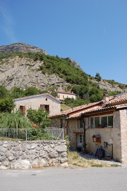 Soleil, montagnes et agréables demeures