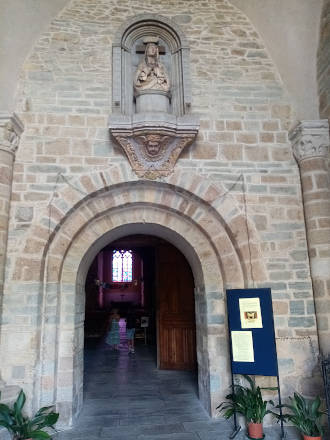 Entrée sacrée à ND de St Melaine