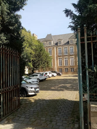 Derrière une grille...