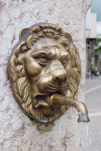 Sur la fontaine, un lion...